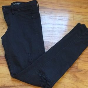 Mid rise distressed jeans🔥